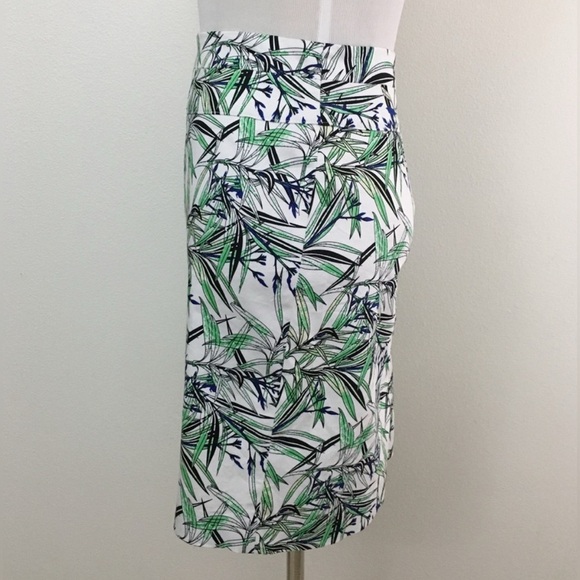 St. Tropez West | Floral Skirt Size 6 Like New! - Picture 3 of 5